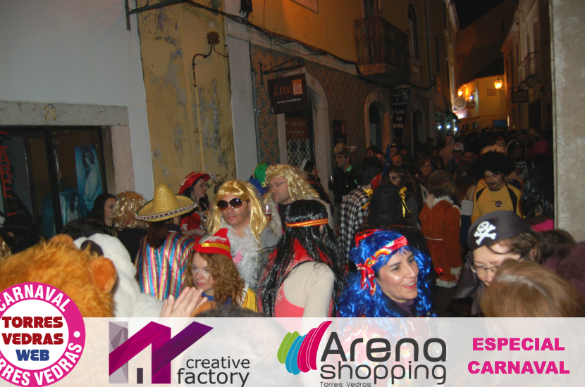 Multidão invade ruas e praças na última noite do Carnaval de Torres Vedras