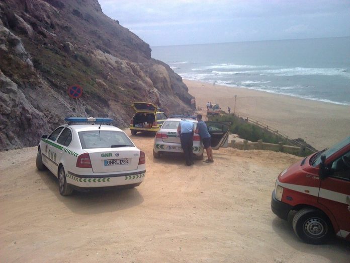 Homem morre após queda nas arribas da Praia das Amoeiras