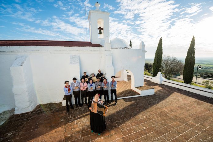 Celina da Piedade homenageia cante alentejano no festival de acordeões de Torres Vedras