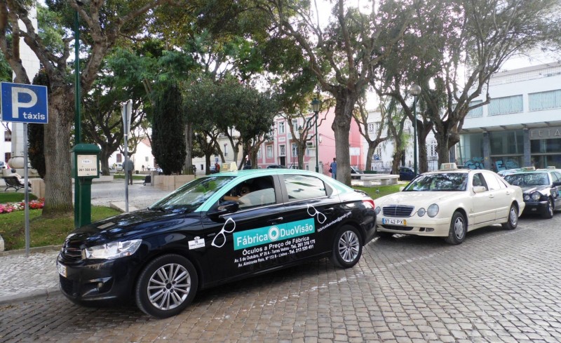 Taxistas torrienses falam sobre a Uber. "Se eu pago, eles também têm de pagar"