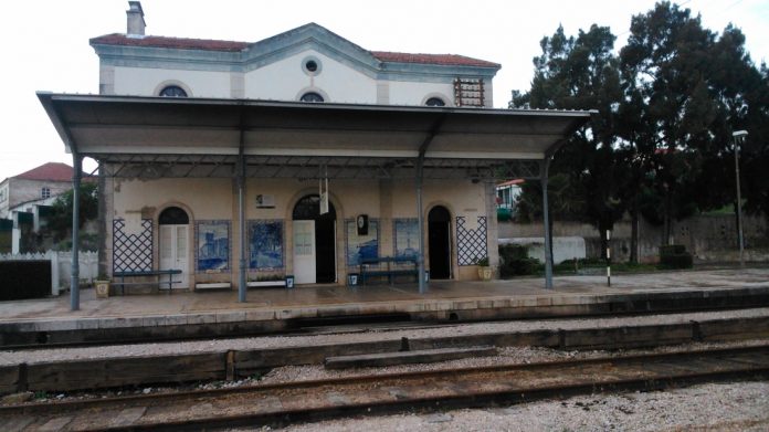 Painéis de azulejos das estações da Linha do Oeste estão a ser restaurados