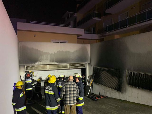 Incêndio em garagem em Santa Cruz leva à evacuação de edifício