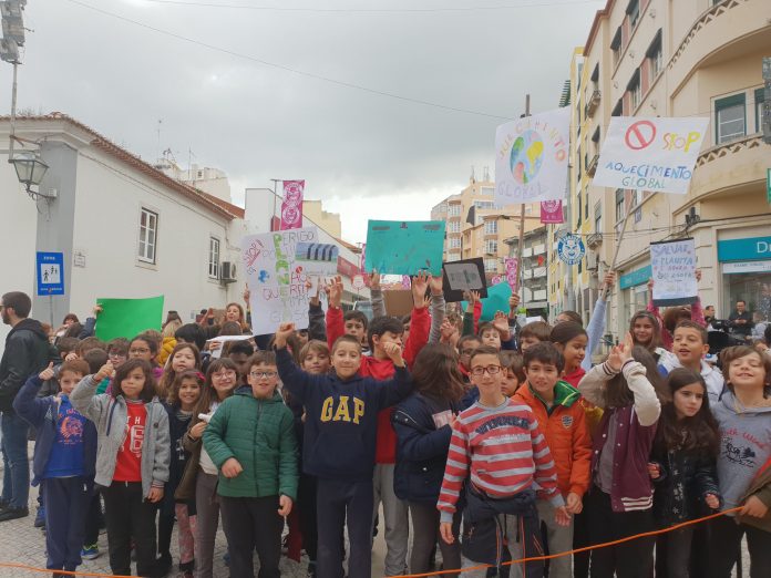 Várias crianças manifestaram-se em defesa do ambiente