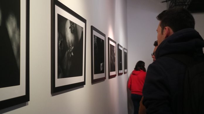 Fotógrafo Wanderson Alves inaugura exposição em Torres Vedras com ajuda de alunos de Design Gráfico
