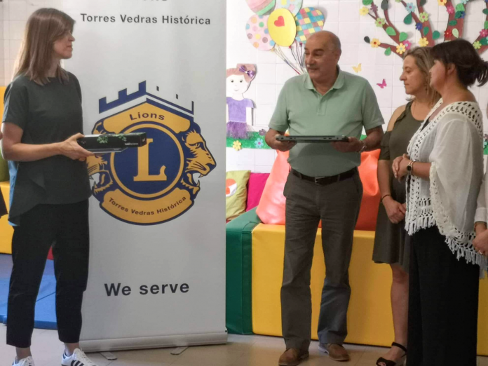 Lions Clube Torres Vedras entrega equipamento de apoio aos alunos da Unidade de multideficiência