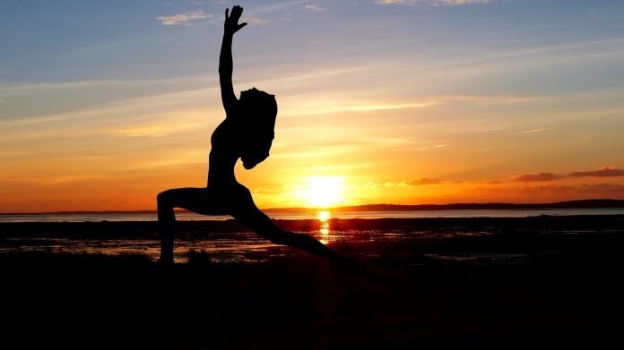 Praia da Formosa recebe uma aula de Yoga Solidária