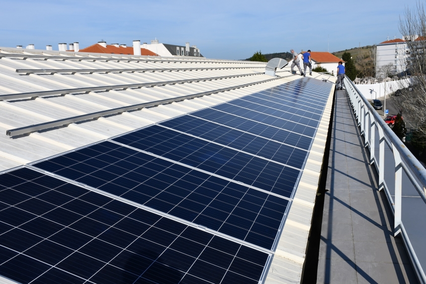 TORRES VEDRAS: Município instala centena e meia de painéis fotovoltaicos no seu edifício