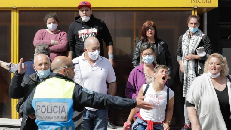 Suspeitos da morte da criança em Peniche vaiados por populares à chegado ao Tribunal de Leiria