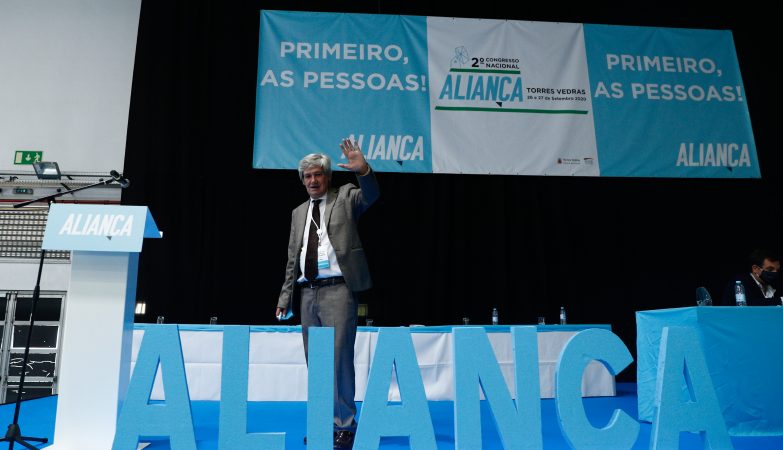 Paulo Bento substitui Santana Lopes na liderança do partido Aliança