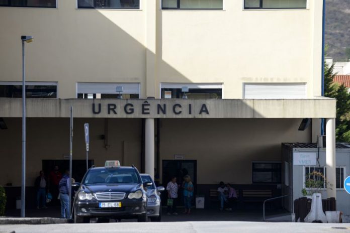 Covid-19: Instaladas tendas junto ao hospital de Torres Vedras para aumentar resposta